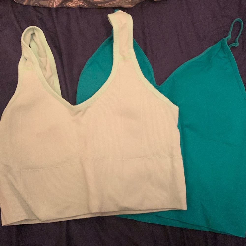 The lighter one is lime green and size4 the darker one is forest green and size6